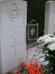 50 Grafmonument met foto van Peter Charles Nightingale Green (9 aug 1924 - 25 dec 1944) op de Algemene Begraafplaats te ...